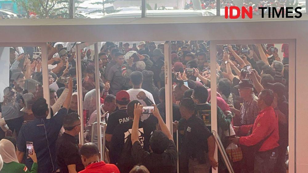 Ganjar Pranowo Tiba di Lokasi Konser Salam Metal di GBK Naik Motor