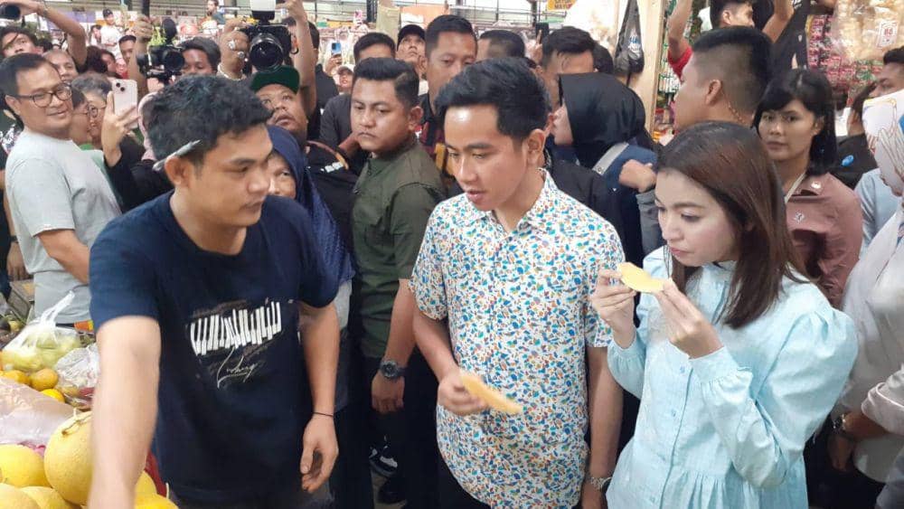 Gibran Rakabuming Belanja di Pasar Modern BSD Tangsel