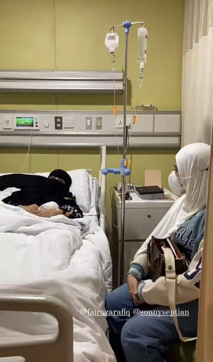 potret umi Pipik terbaring di rumah sakit (instagram.com/_ummi_pipik_)