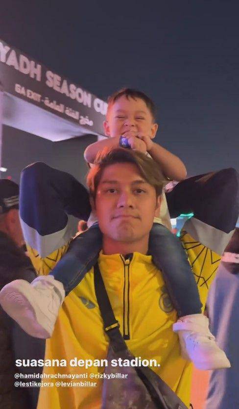 Lesti dan Billar nonton bola (Instagram.com/defarhad)