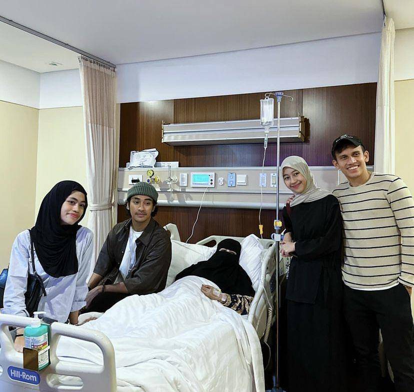 potret umi Pipik terbaring di rumah sakit (instagram.com/_ummi_pipik_)
