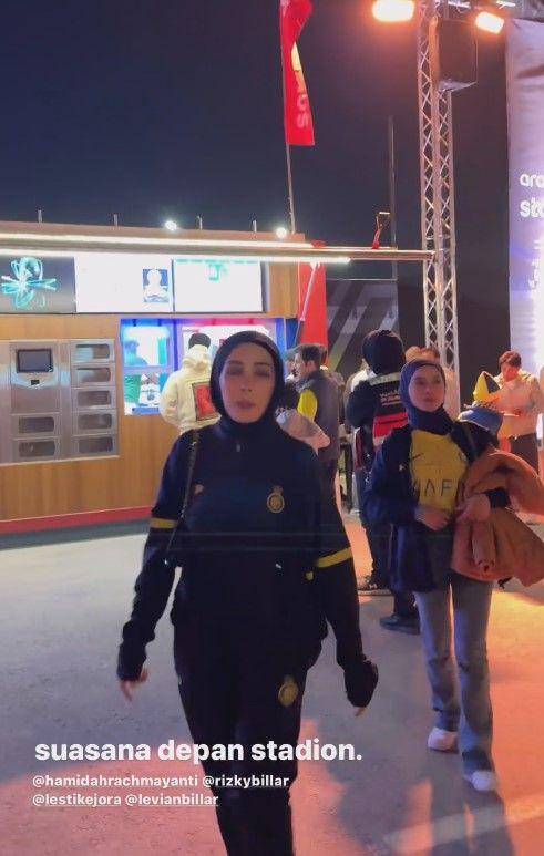 Lesti dan Billar nonton bola (Instagram.com/defarhad)