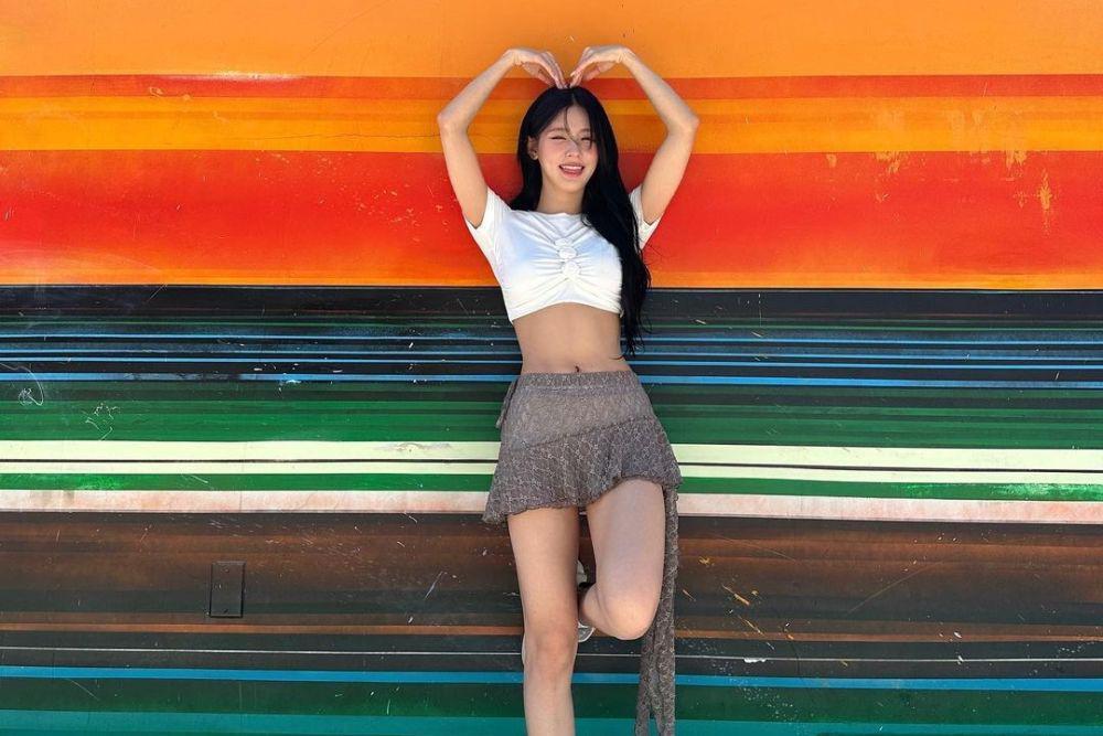 9 Ide Outfit Pakai Rok Pendek ala Miyeon (G)I-DLE, Cantik Effortless