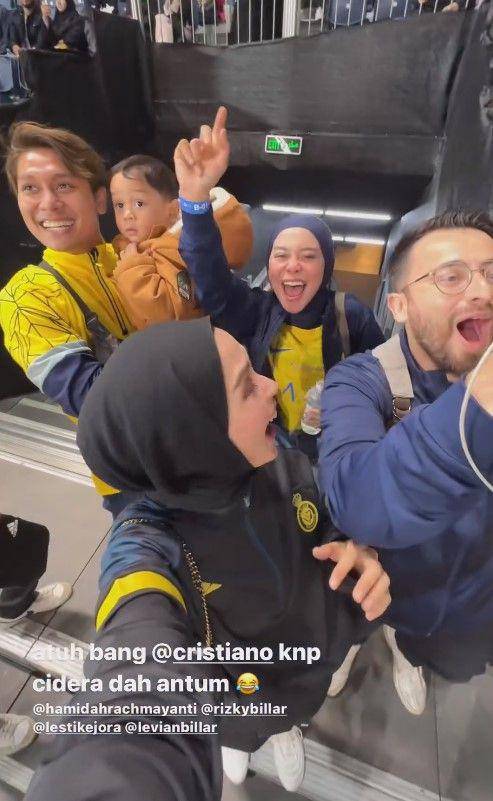 Lesti dan Billar nonton bola (Instagram.com/defarhad)