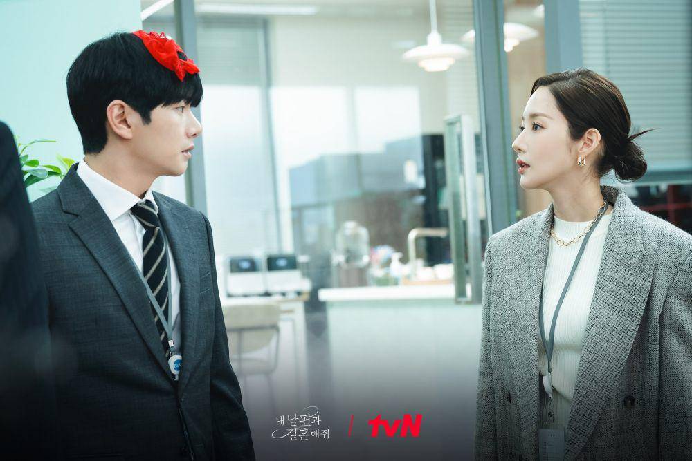 Lee Yi Kyung dan Park Min Young di Marry My Husband (dok. tvN/Marry My Husband)