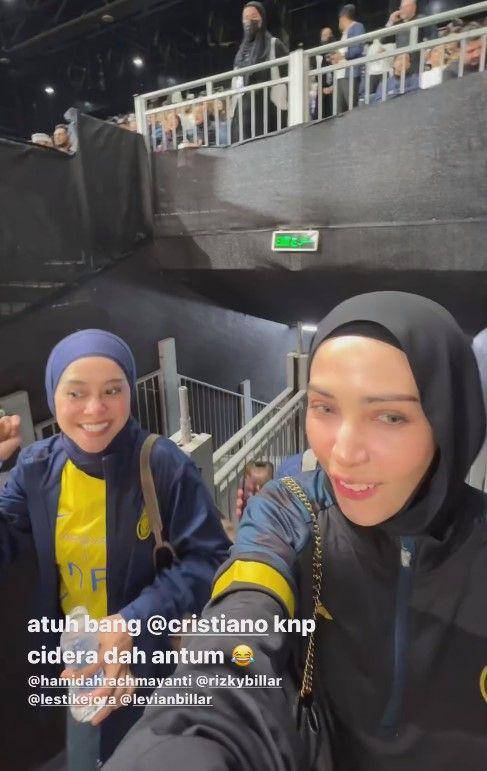 Lesti dan Billar nonton bola (Instagram.com/defarhad)
