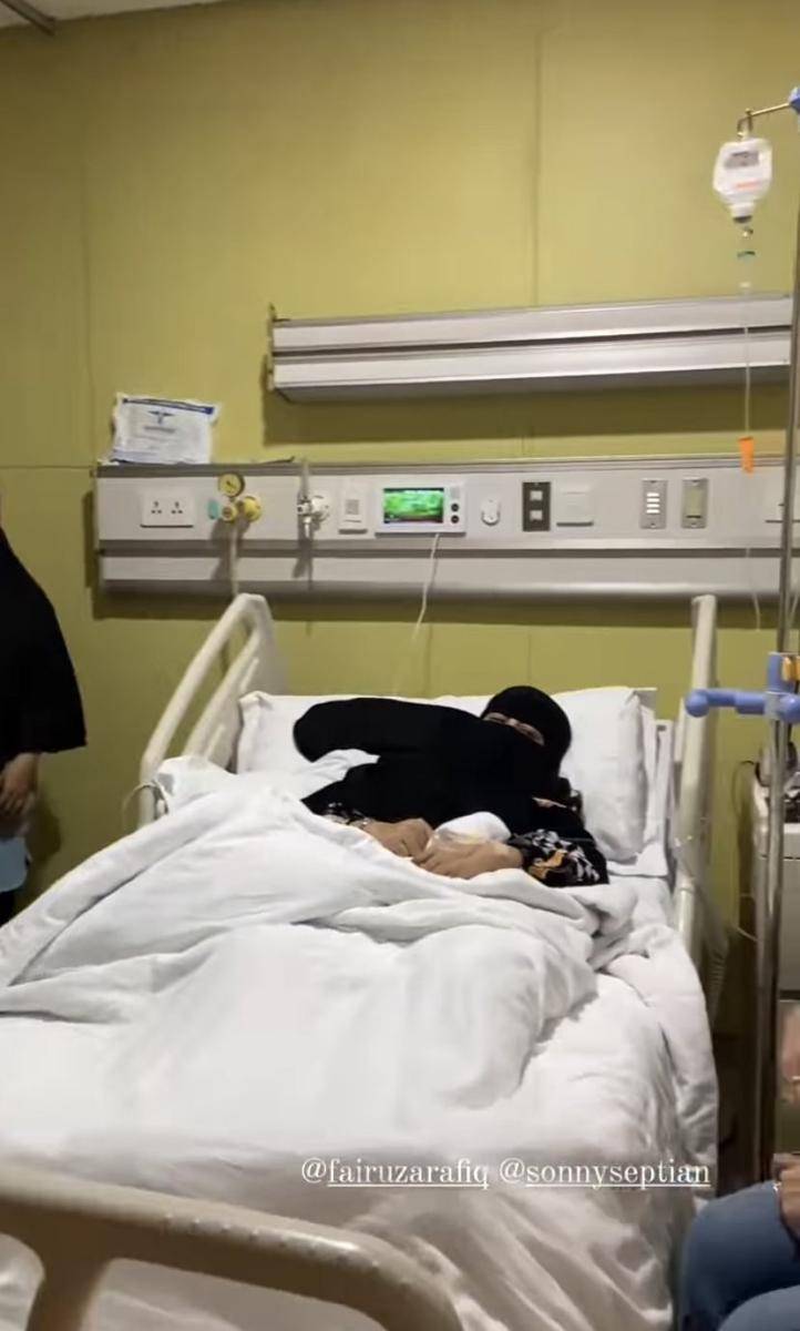 potret umi Pipik terbaring di rumah sakit (instagram.com/_ummi_pipik_)