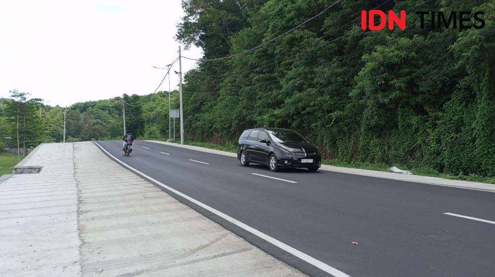 Ruas jalan di Lembar Lombok Barat. (IDN Times/Muhammad Nasir)
