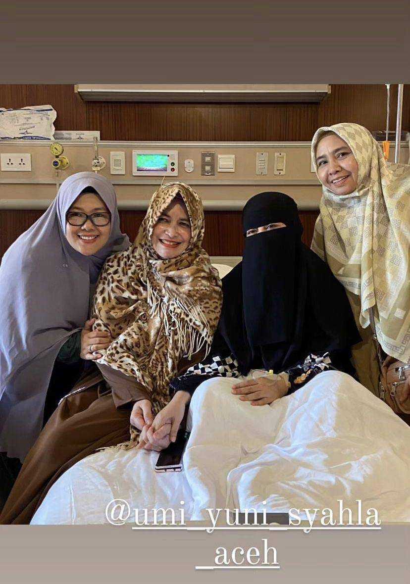 potret umi Pipik terbaring di rumah sakit (instagram.com/_ummi_pipik_)