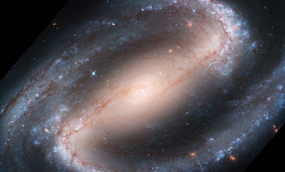 foto galaksi NGC 1300 diambil oleh Hubble Space Telescope (webbtelescope.org)