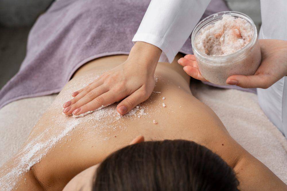 ilustrasi menggunakan body scrub (freepik.com/freepik)