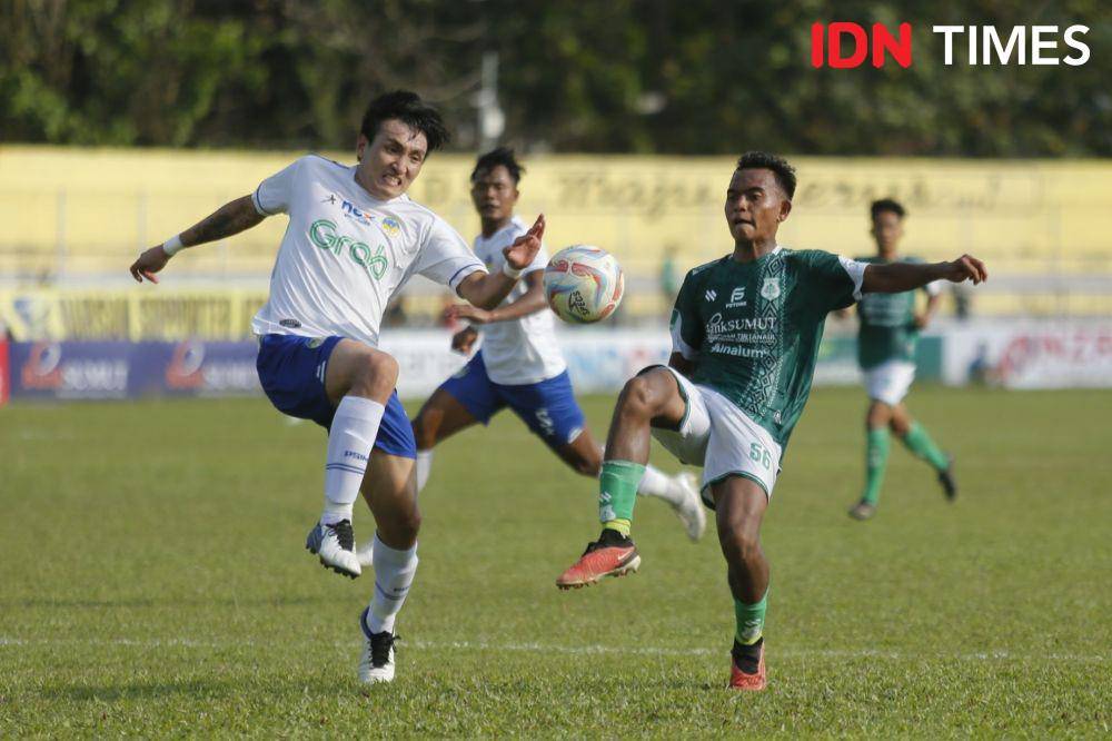 Duel PSMS kontra PSIM Yogyakarta di Stadion Baharoeddin Siregar, Deli Serdang, Sabtu (3/2/2024) (IDN Times/Doni Hermawan)