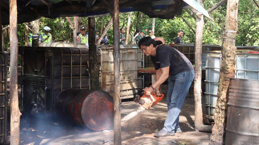 (Pembongkaran tempat penyulingan minyak ilegal di Kecamatan Babat Toman Kabupaten Muba) IDN Times/istimewa