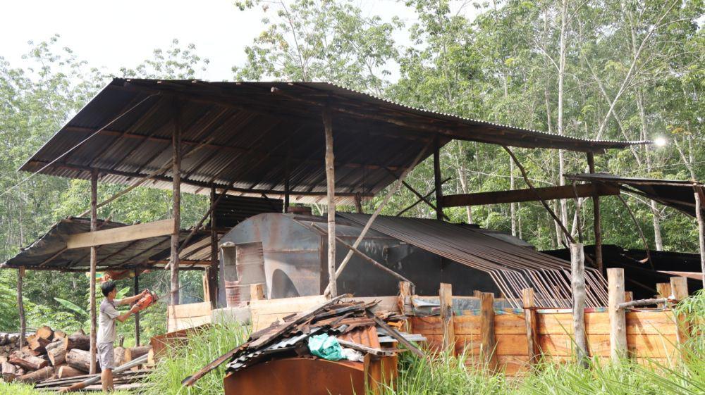 (Pembongkaran tempat penyulingan minyak ilegal di Kecamatan Babat Toman Kabupaten Muba) IDN Times/istimewa