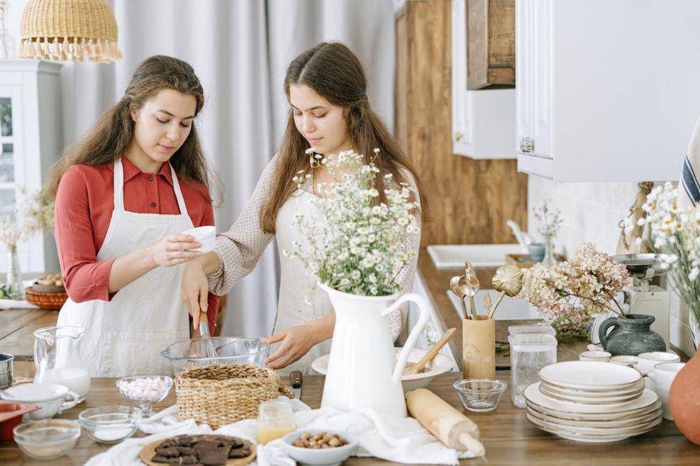 orang-orang yang sedang melakukan baking (pexels.com/Ivan Samkov)