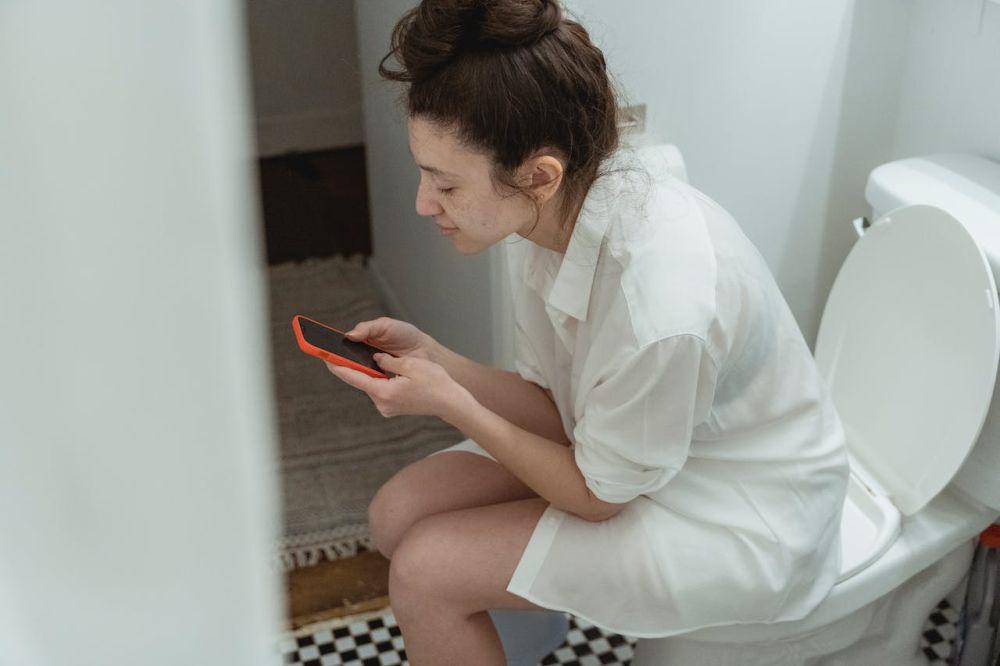 ilustrasi menggunakan smartphone (pexels.com/Miriam Alonso)