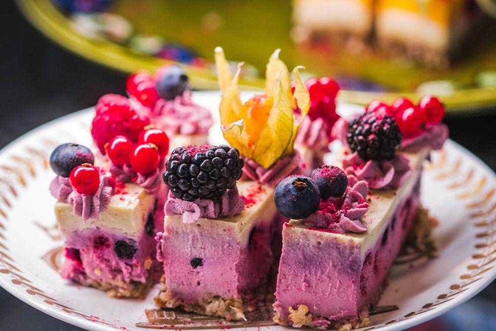 ilustrasi cara penyajian blueberry crumble cheese cake (pexels.com/Valeria Boltneva)
