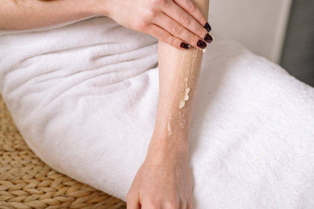 ilustrasi menggunakan body scrub di tangan (pexels.com/Yan Krukau)