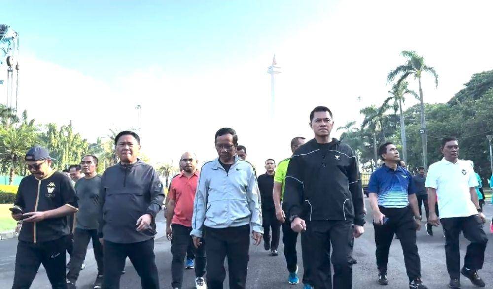 Mahfud MD melakukan jalan santai kali terakhir sebagai Menko Polhukam di Monas. (Tim media Mahfud MD)