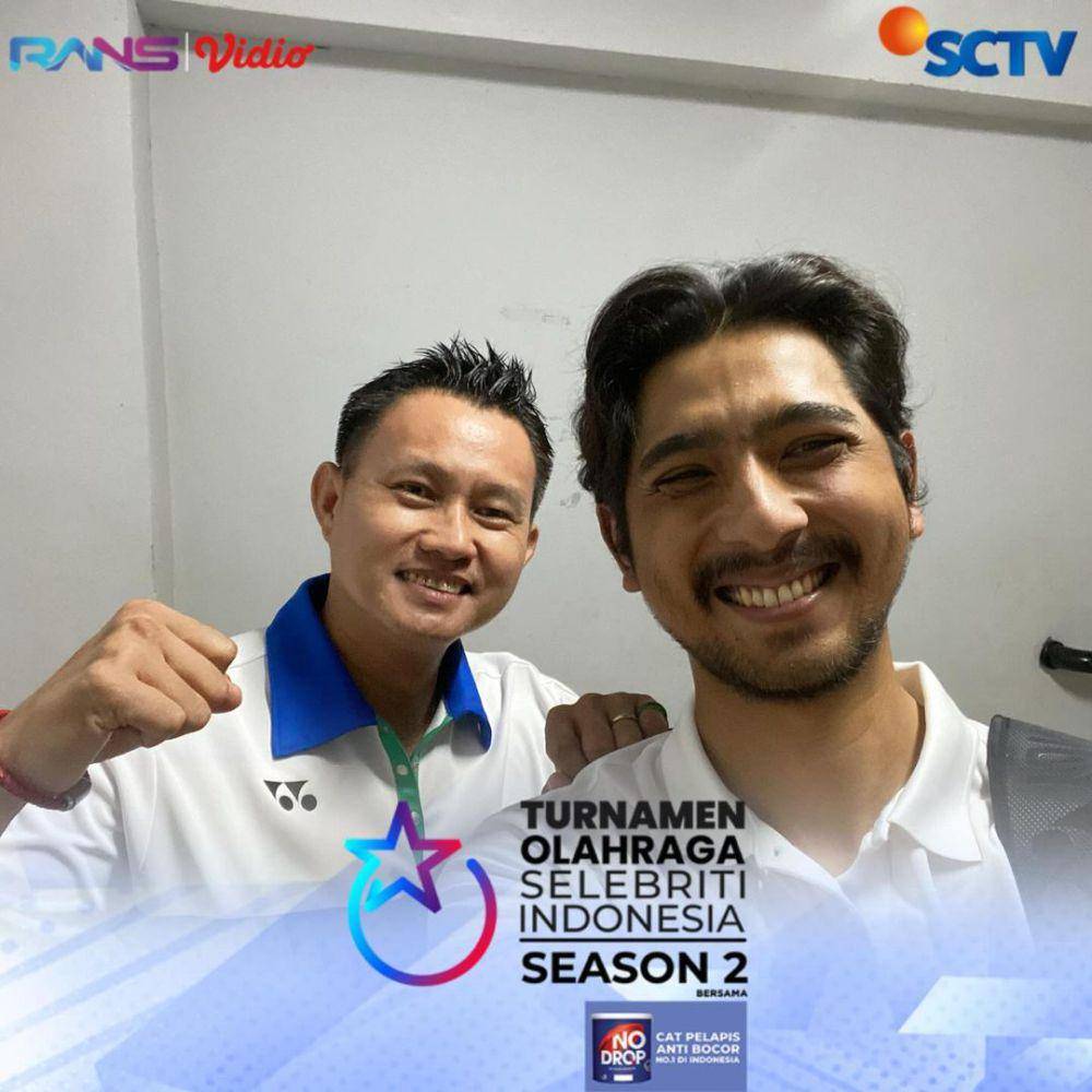 potret Arya Saloka dan Candra Wijaya tanding bandimton lawan Jerome Polin dan Ricky Subagja  (instagram.com/sctv)
