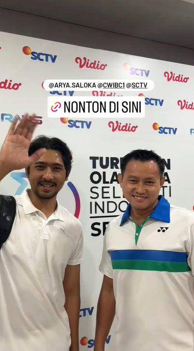 potret Arya Saloka dan Candra Wijaya tanding bandimton lawan Jerome Polin dan Ricky Subagja  (instagram.com/vidiodotcom)
