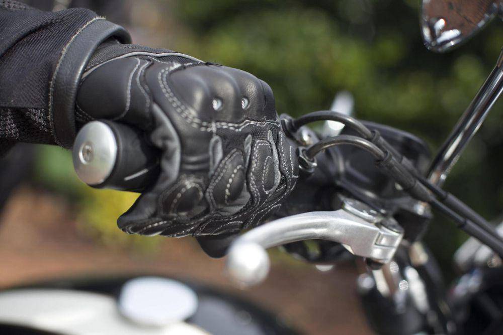 ilustrasi sarung tangan motor keren (istockphoto.com/davidf)