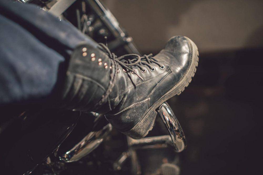 ilustrasi sepatu bot yang stylish (istockphoto.com/urbazon)