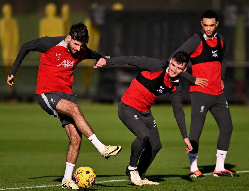 Dominik Szoboszlai (kiri),  Andy Robertson (tengah) dan Trent Alexander-Arnold (kanan) (liverpoolfc.com)