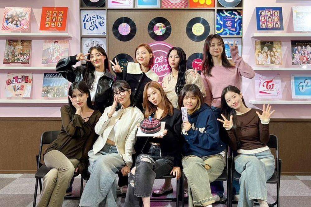 TWICE (Instagram.com/twicetagram)