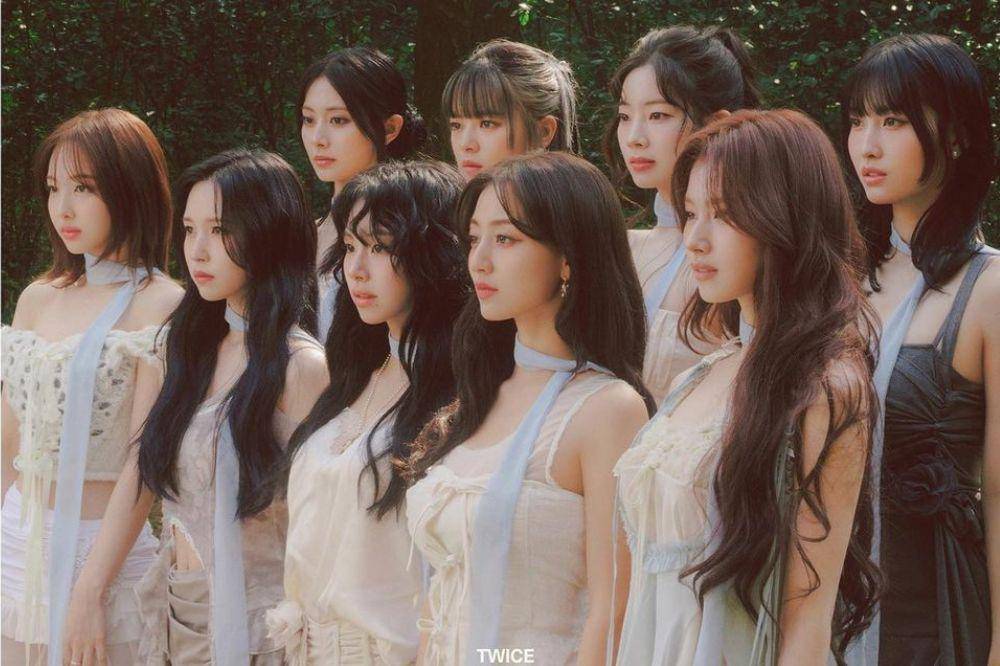 TWICE (Instagram.com/twicetagram)