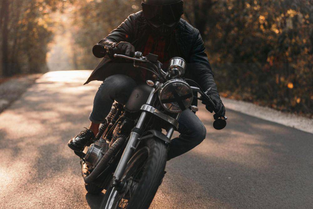 ilustrasi pria mengendarai motor (istockphoto.com/humanmade)