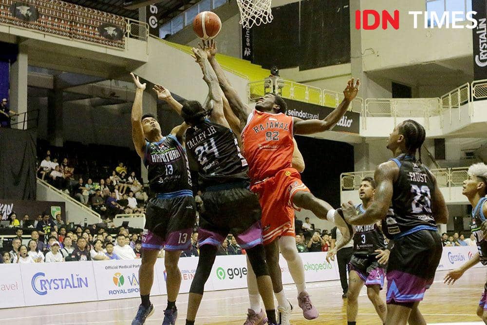Duel Rajawali Medan lawan Amartha Hangtuah di Gedung Serbaguna Unimed, Jumat (2/2/2024) (IDN Times/Arifin Al Alamudi)