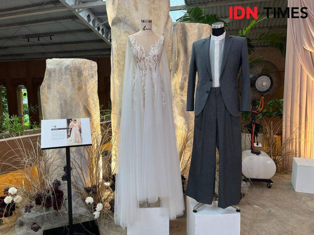 Wedding stylist asal Semarang, Edo Leonard membuat wedding art installation untuk merayakan 7 tahun berkarya di Openaire Resto Bar Market Semarang, 2--4 Februari 2024. (IDN Times/Anggun Puspitoningrum)