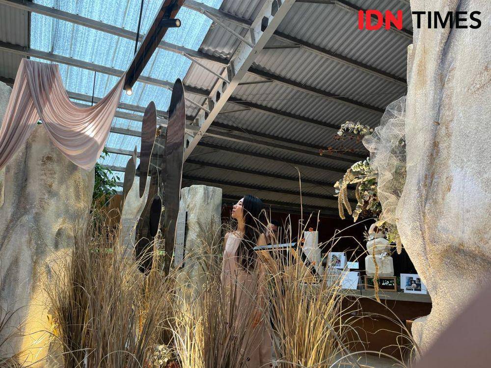 Wedding stylist asal Semarang, Edo Leonard membuat wedding art installation untuk merayakan 7 tahun berkarya di Openaire Resto Bar Market Semarang, 2--4 Februari 2024. (IDN Times/Anggun Puspitoningrum)
