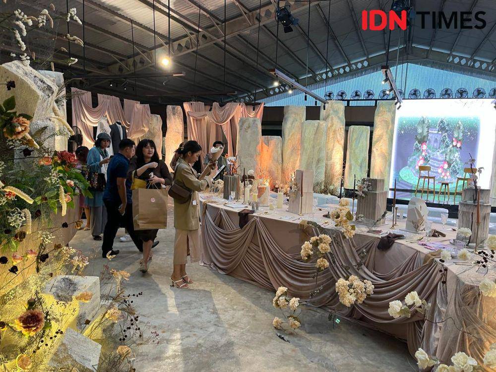 Wedding stylist asal Semarang, Edo Leonard membuat wedding art installation untuk merayakan 7 tahun berkarya di Openaire Resto Bar Market Semarang, 2--4 Februari 2024. (IDN Times/Anggun Puspitoningrum)