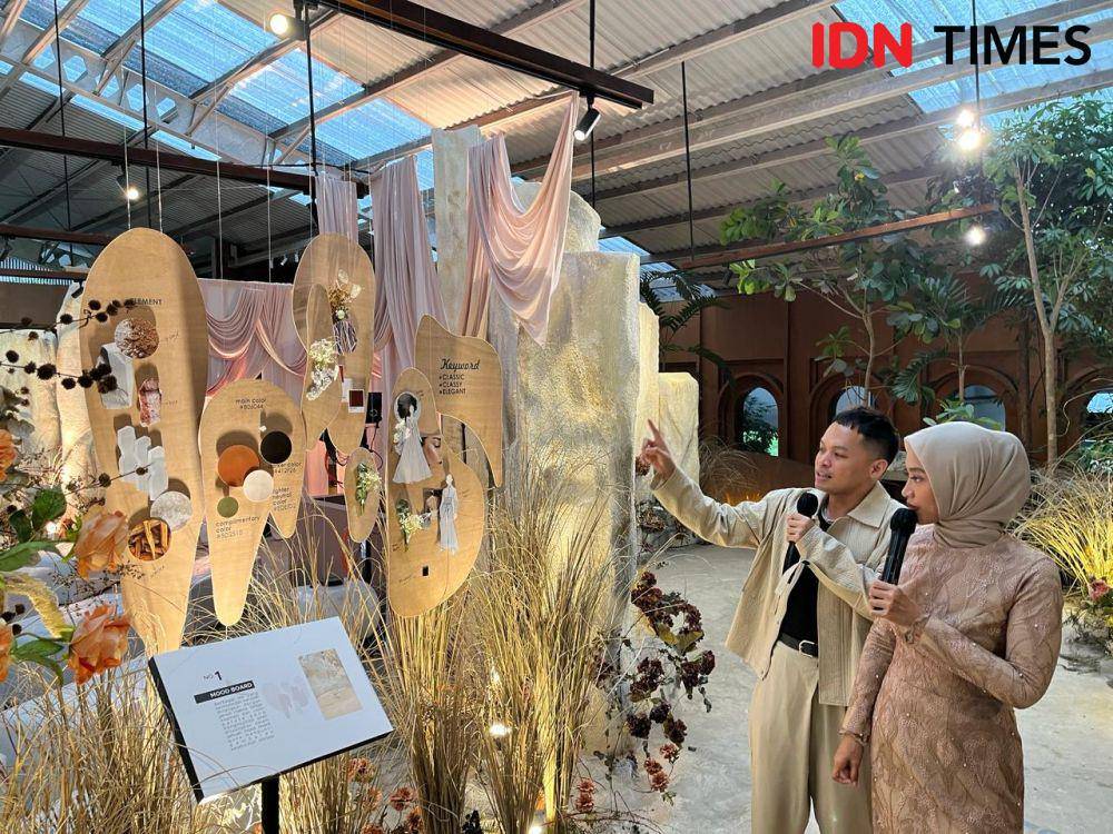 Wedding stylist asal Semarang, Edo Leonard membuat wedding art installation untuk merayakan 7 tahun berkarya di Openaire Resto Bar Market Semarang, 2--4 Februari 2024. (IDN Times/Anggun Puspitoningrum)