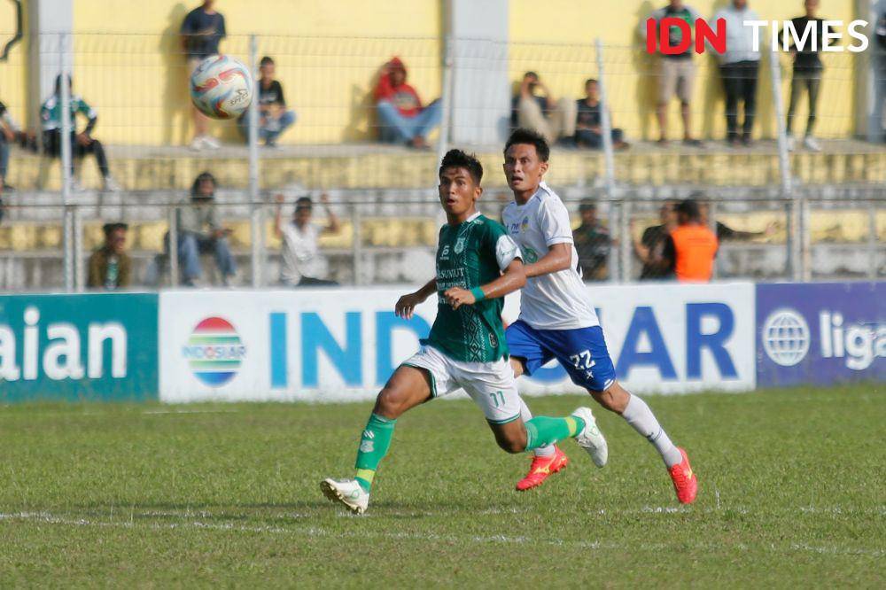Duel PSMS kontra PSIM Yogyakarta di Stadion Baharoeddin Siregar, Sabtu (3/2/2024) (IDN Times/Doni Hermawan)