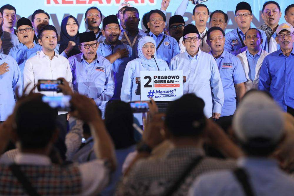 Khofifah - Emil saat di Apel Akbar Relawan Prabowo - Gibran Jatim. Dok. TKD Jatim.
