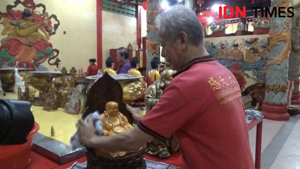 Hanya pria saja yang boleh memandikan patung dewa. (IDN Times/Teri).