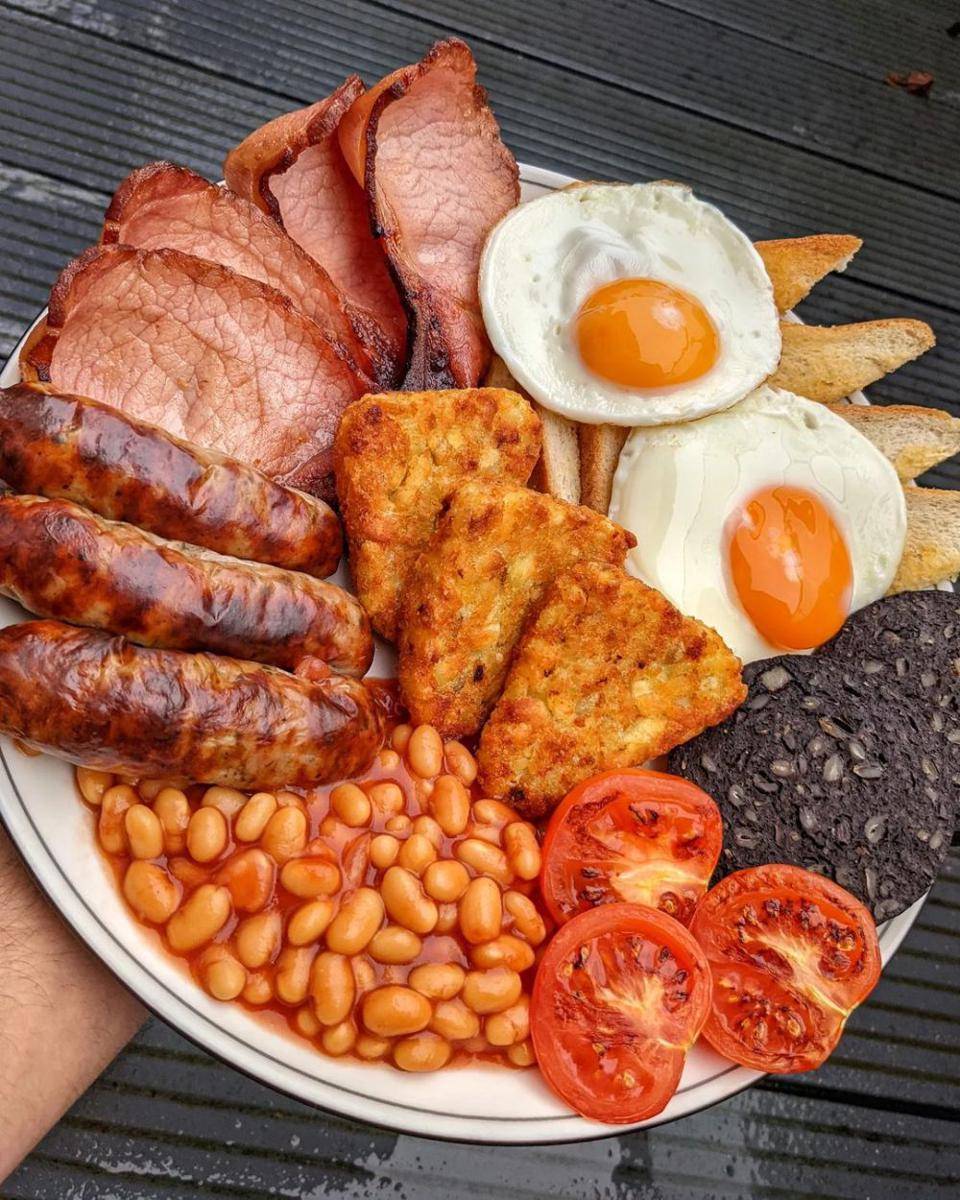 Black pudding dalam English breakfast sebagai makanan tradisional Inggris (instagram.com/gr.eat.food)