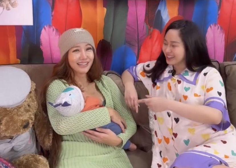 7 Potret Lucinta Jenguk Anak Denise, Bilang Mau Jadi Ayah Sambung?