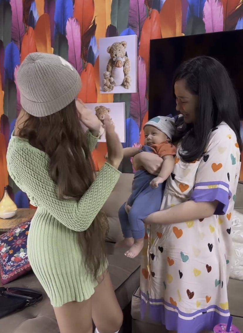 potret Lucinta Luna jenguk anak Denise Chariesta (Instagram.com/denisechariesta91)