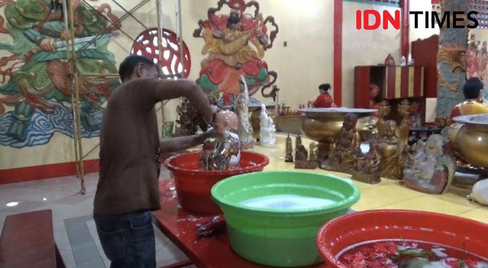 Jelang Imlek, Ratusan Patung Dewa di Vihara Pontianak Dimandikan
