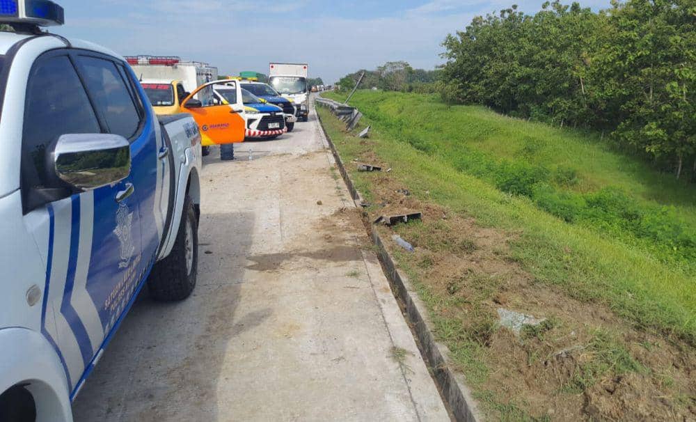 Bus Efa Transjaya nopol W 7401 UO yang membawa rombongan anggota partai Hanura terguling dan menabrak pembatas jalan tol. IDN Times/ PJR 6 Ditlantas Polda Jatim