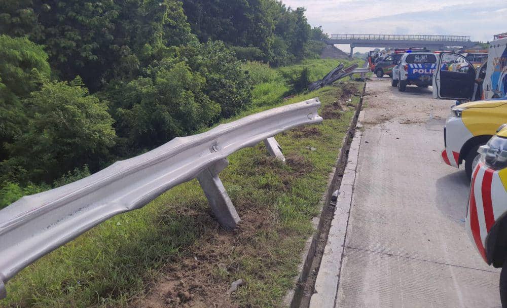 Bus Efa Transjaya nopol W 7401 UO yang membawa rombongan anggota partai Hanura terguling dan menabrak pembatas jalan tol. IDN Times/ PJR 6 Ditlantas Polda Jatim