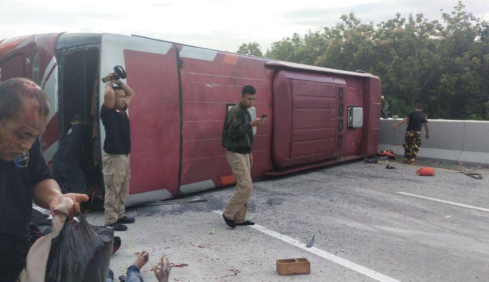 Bus Efa Transjaya nopol W 7401 UO yang membawa rombongan anggota partai Hanura terguling dan menabrak pembatas jalan tol. IDN Times/ PJR 6 Ditlantas Polda Jatim