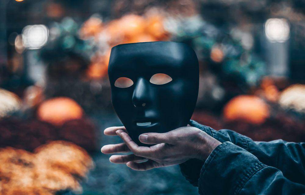 ilustrasi profil yang mencurigakan (unsplash.com/John Noonan)