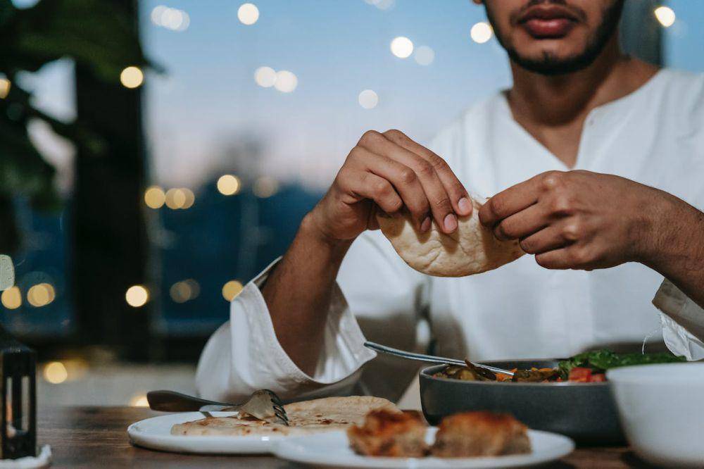 ilustrasi sedang makan (pexels.com/Michael Burrows)