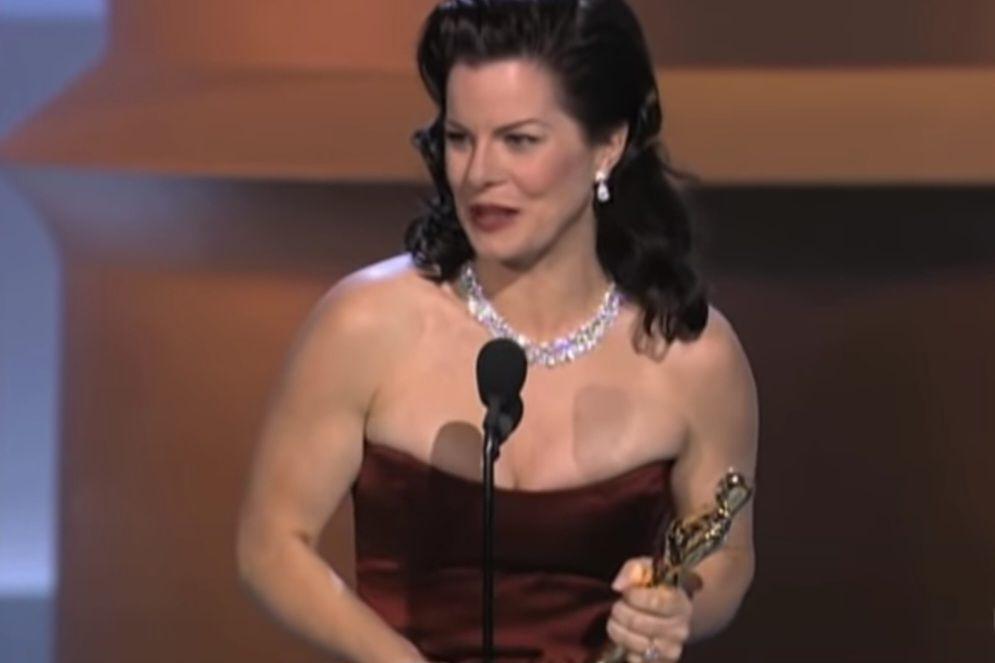 Nicolas Cage mengumumkan kemenangan untuk Marcia Gay Harden sebagai Aktris Pendukung Terbaik dalam film Pollock di Academy Awards ke-73 (youtube.com/Oscars)