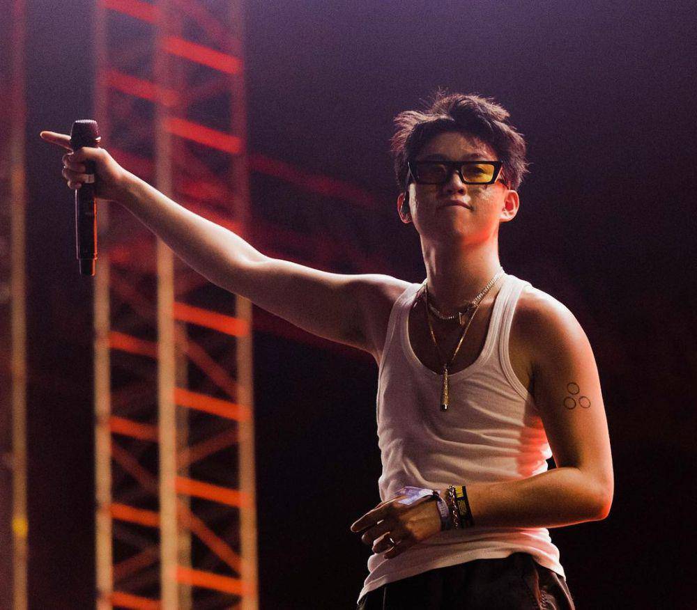 Potret Rich Brian saat tampil di konser Head in The Clouds Jakarta 2022. (Instagram/@brianimanuel)